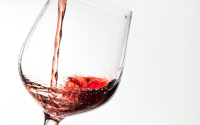 ¿Sabes por qué se agita el vino en la copa antes de tomarlo?